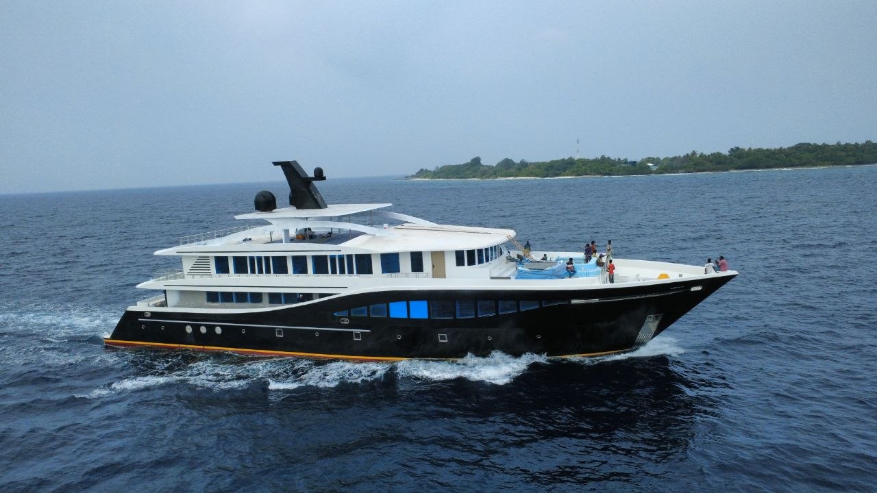 Modern yacht underway — Innamaadhoo boat-building heritage