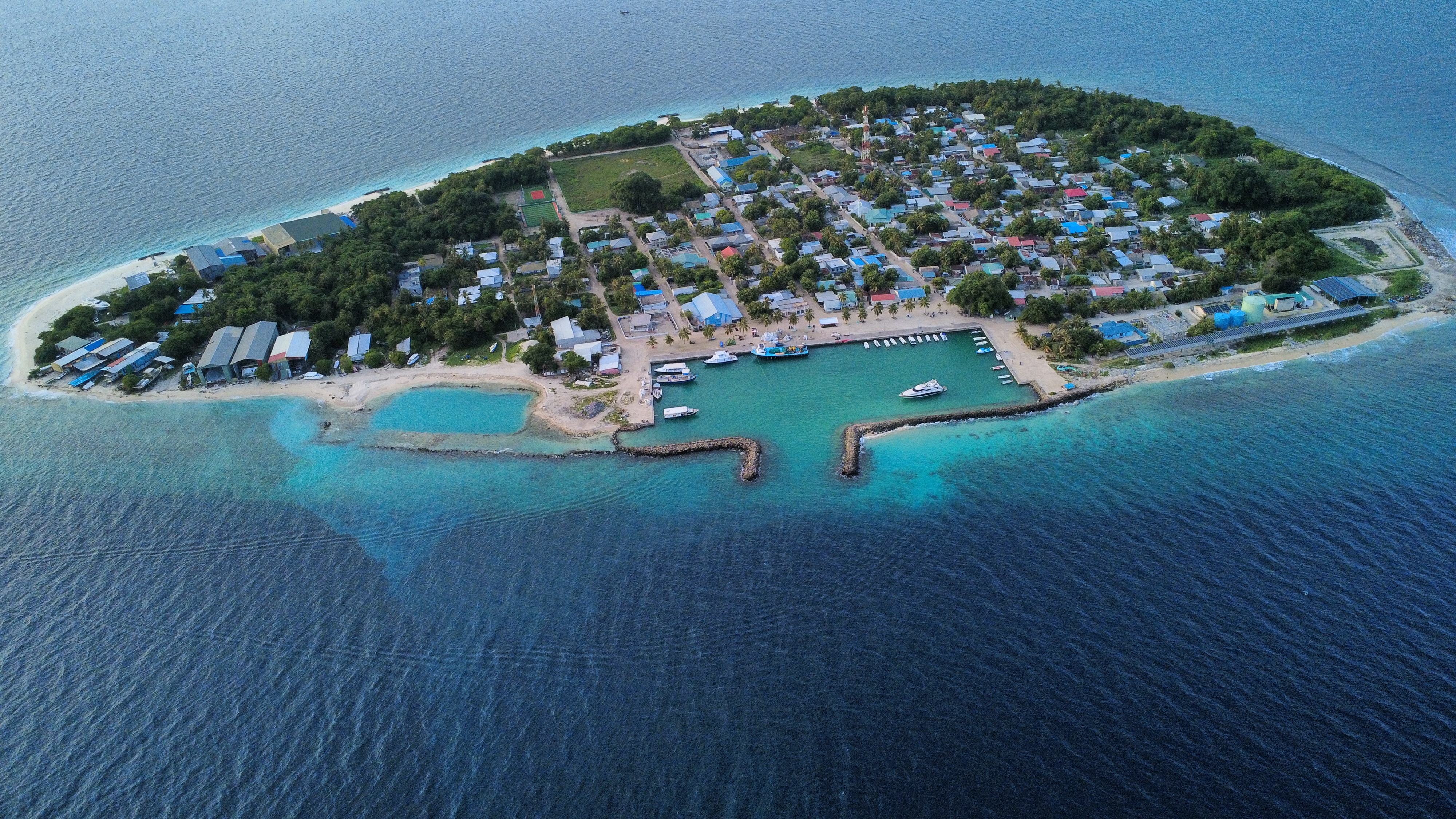 Drone photo of Innamaadhoo island, sandbank, and surrounding reef